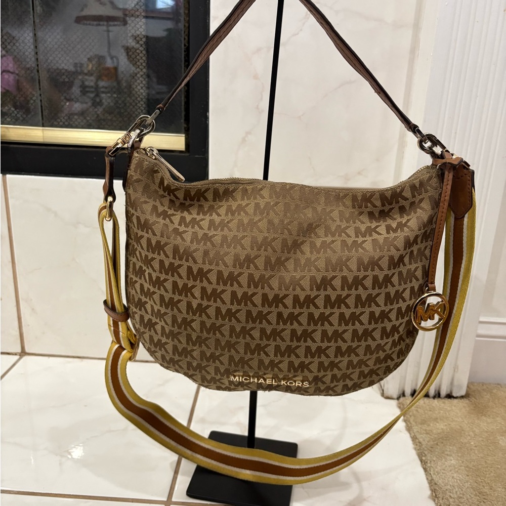 Michael Kors Bedford Medium Crescent Convertible Shoulder Bag - Picture 2 of 6